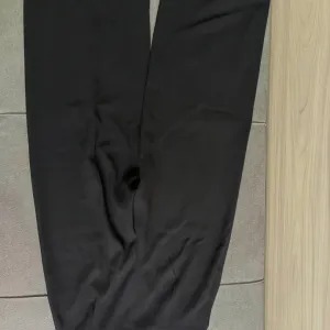 Crne ženske pantalone