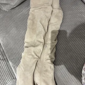 Duge ženske čizme na štiklu