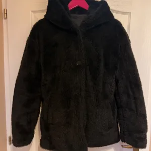 Crna Ženska Jakna Teddy