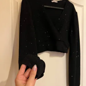 Crni Top sa šljokicama