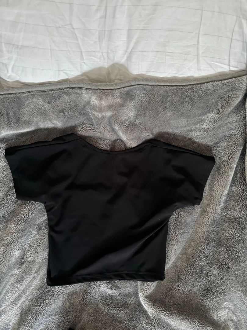 Crna crop top majica