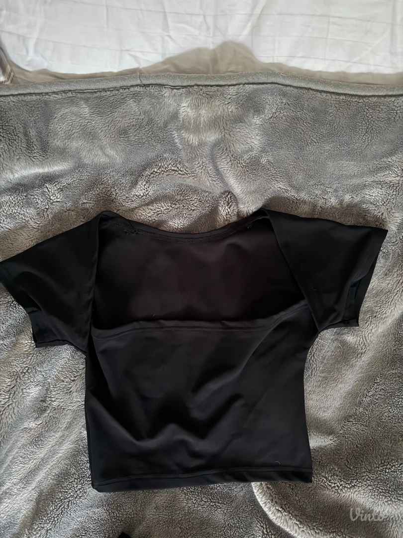 Crna crop top majica