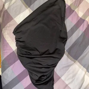 Cnra majica na jedno rame