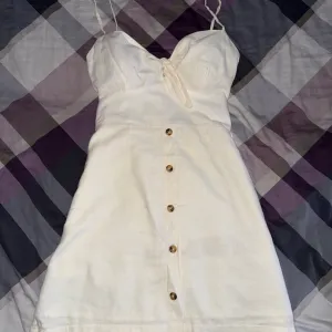 Letnja kratka bela haljina