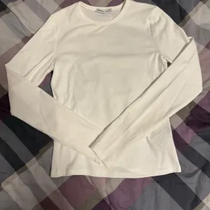 Bela majica dugih rukava