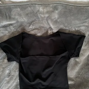 Crna crop top majica