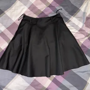 Crna kratka sukja