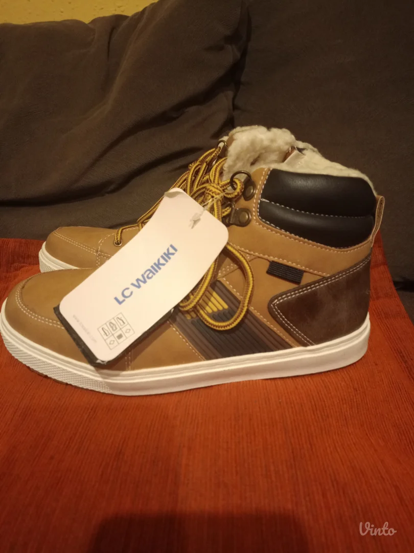 Čizme postavljene za dečake