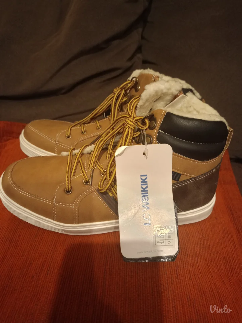 Čizme postavljene za dečake