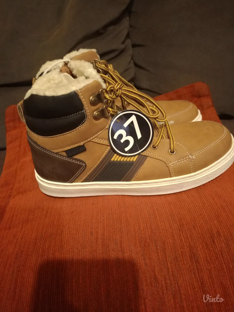 Čizme postavljene za dečake