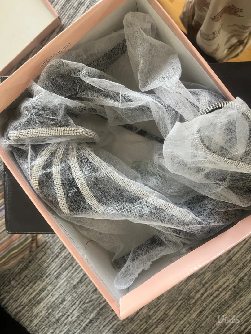 Svetlucave sandale na štiklu