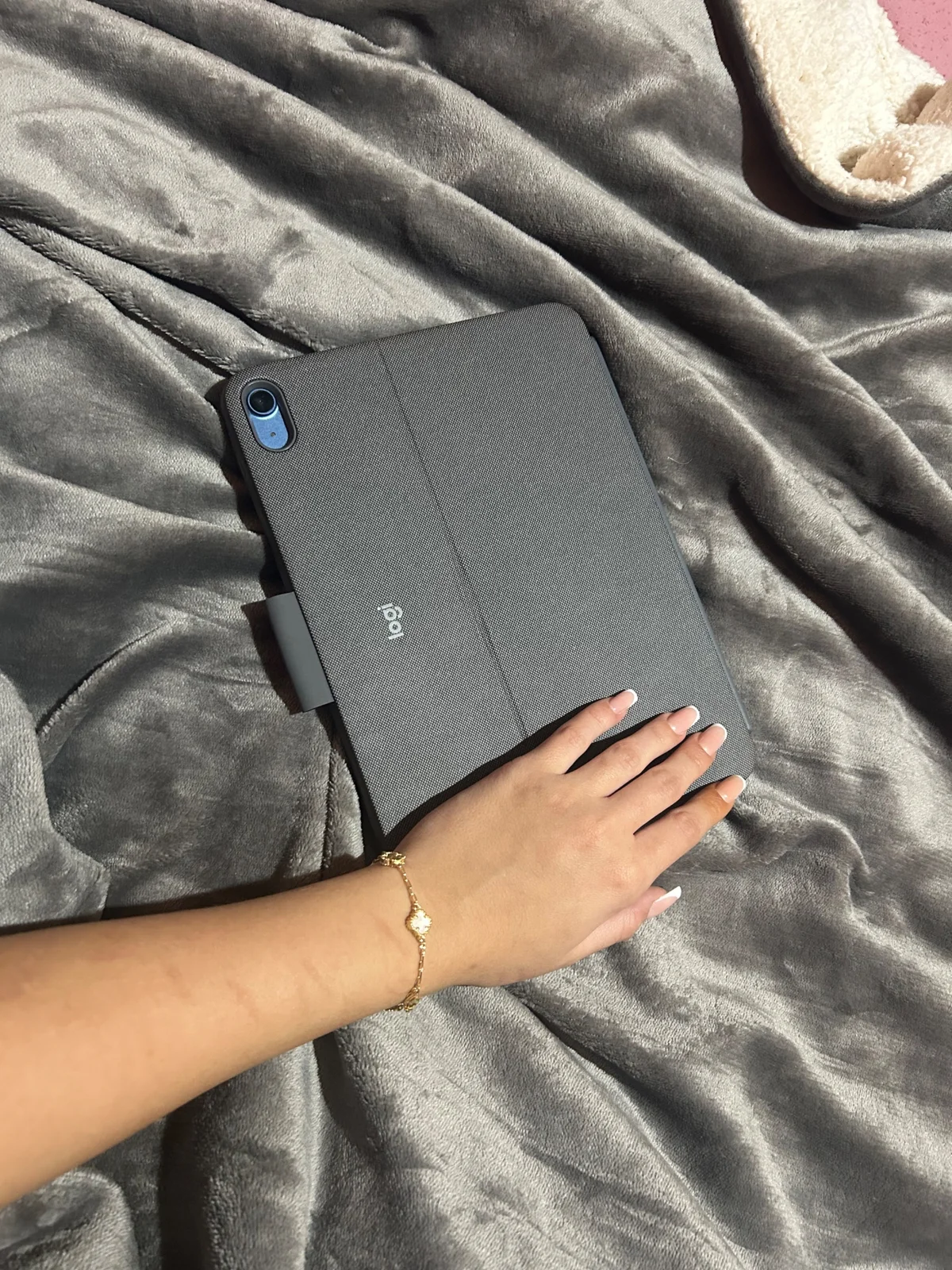 Apple iPad A16 128GB + Tastatura | Odlično stanje