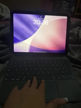 Apple iPad A16 128GB + Tastatura | Odlično stanje