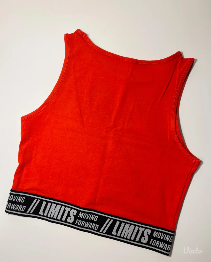 Crveni top sa detaljem