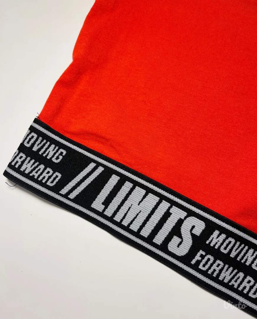 Crveni top sa detaljem