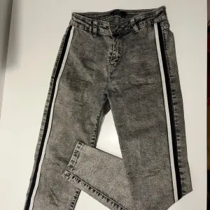 Farmerke sive sa linijom