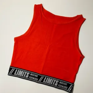 Crveni top sa detaljem