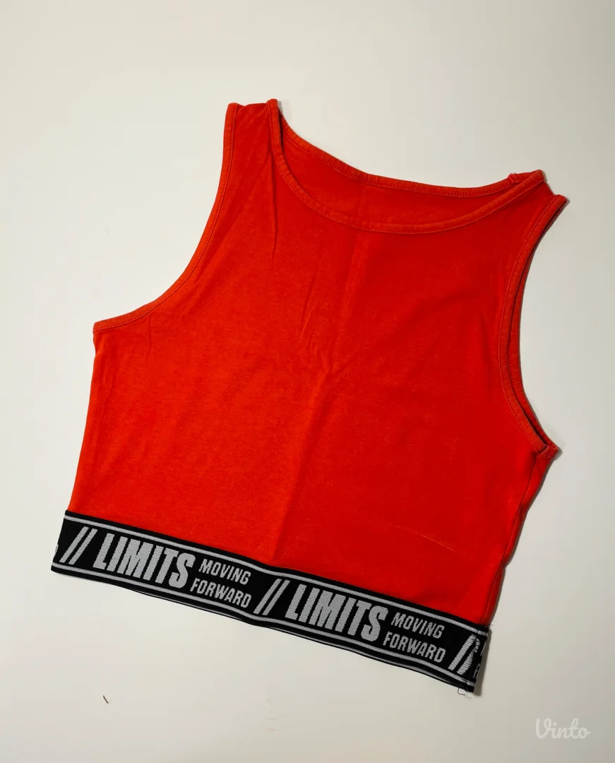 Crveni top sa detaljem