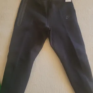 Nike Tech Fleece donji deo – NOVO SA ETIKETOM – crne