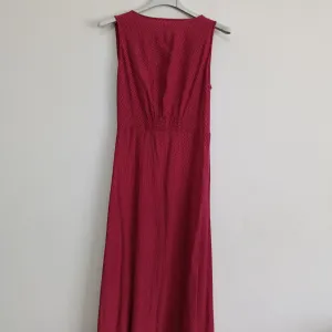 MANGO midi haljina na tufne sa otvorenim leđima (XS)