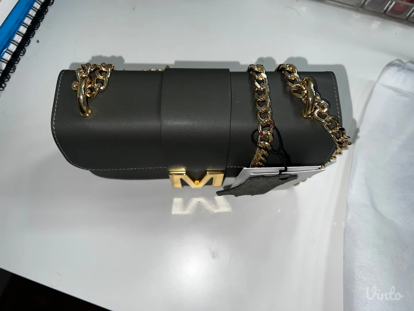 Mona maslinasta torbica sa zlatnim lancem