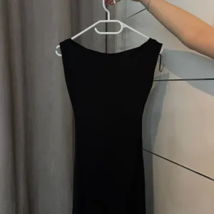 Pull and bear haljina sa golim ledjima