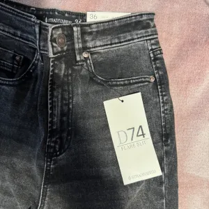 Stradivarius- crne zenske farmerke