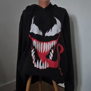 Crni duks sa Venom grafikom