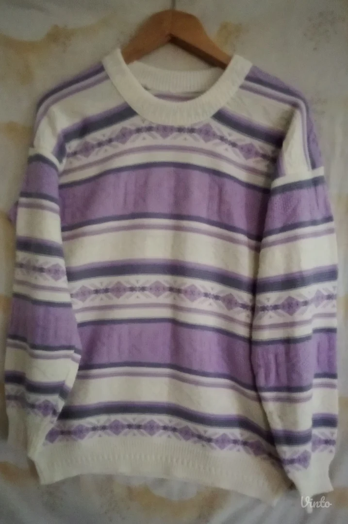 Beli džemper na linije