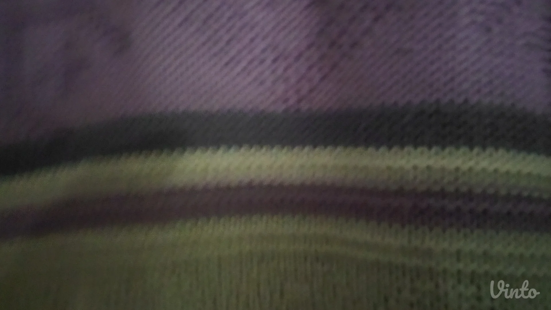 Beli džemper na linije