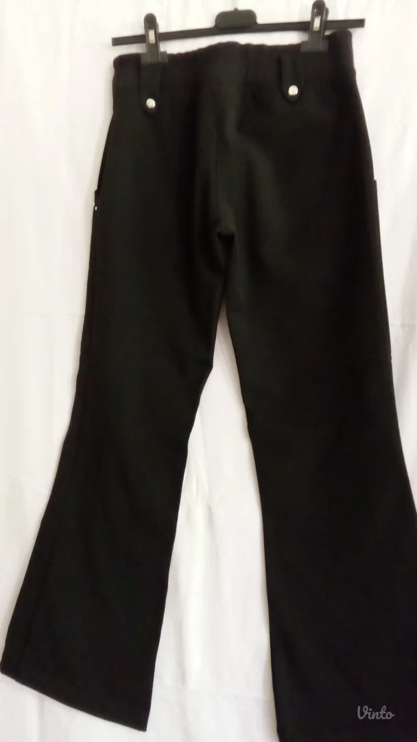 Pantalone sa metalnim detaljima