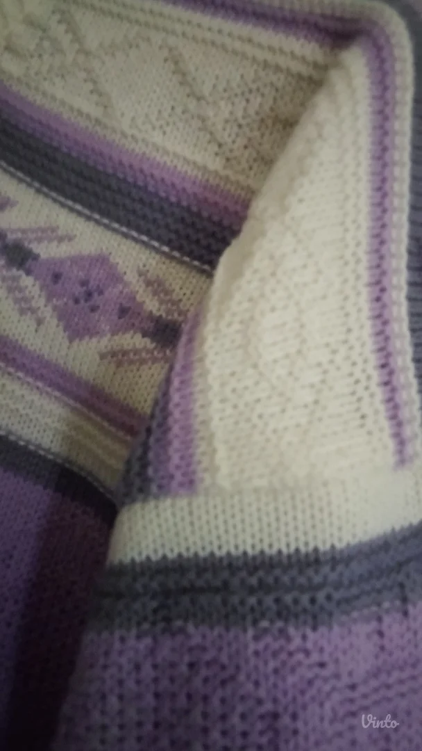 Beli džemper na linije