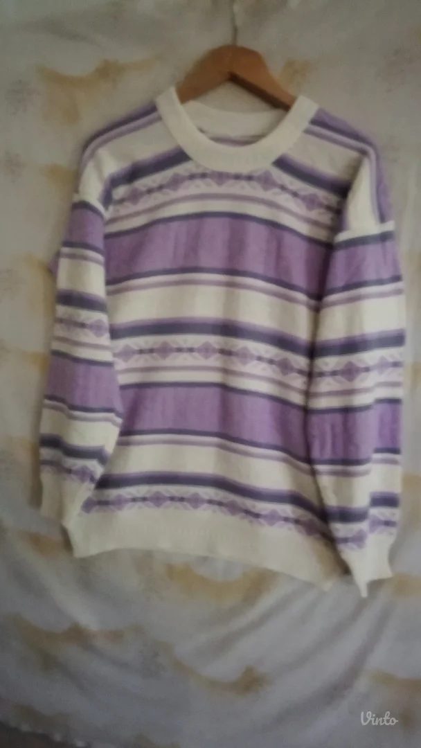 Beli džemper na linije