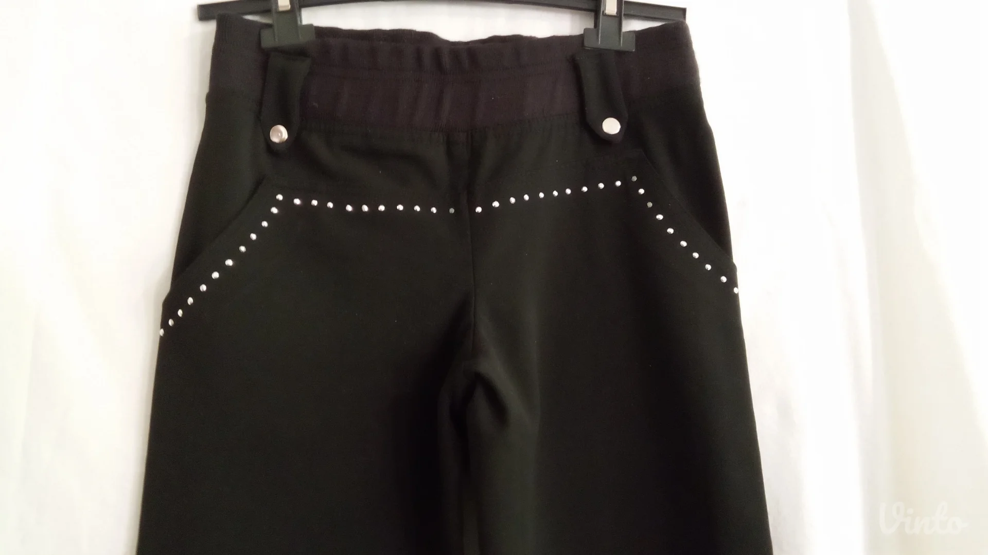 Pantalone sa metalnim detaljima