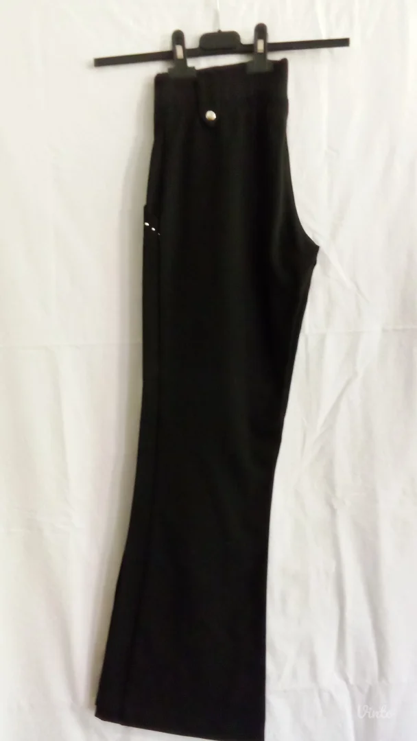 Pantalone sa metalnim detaljima