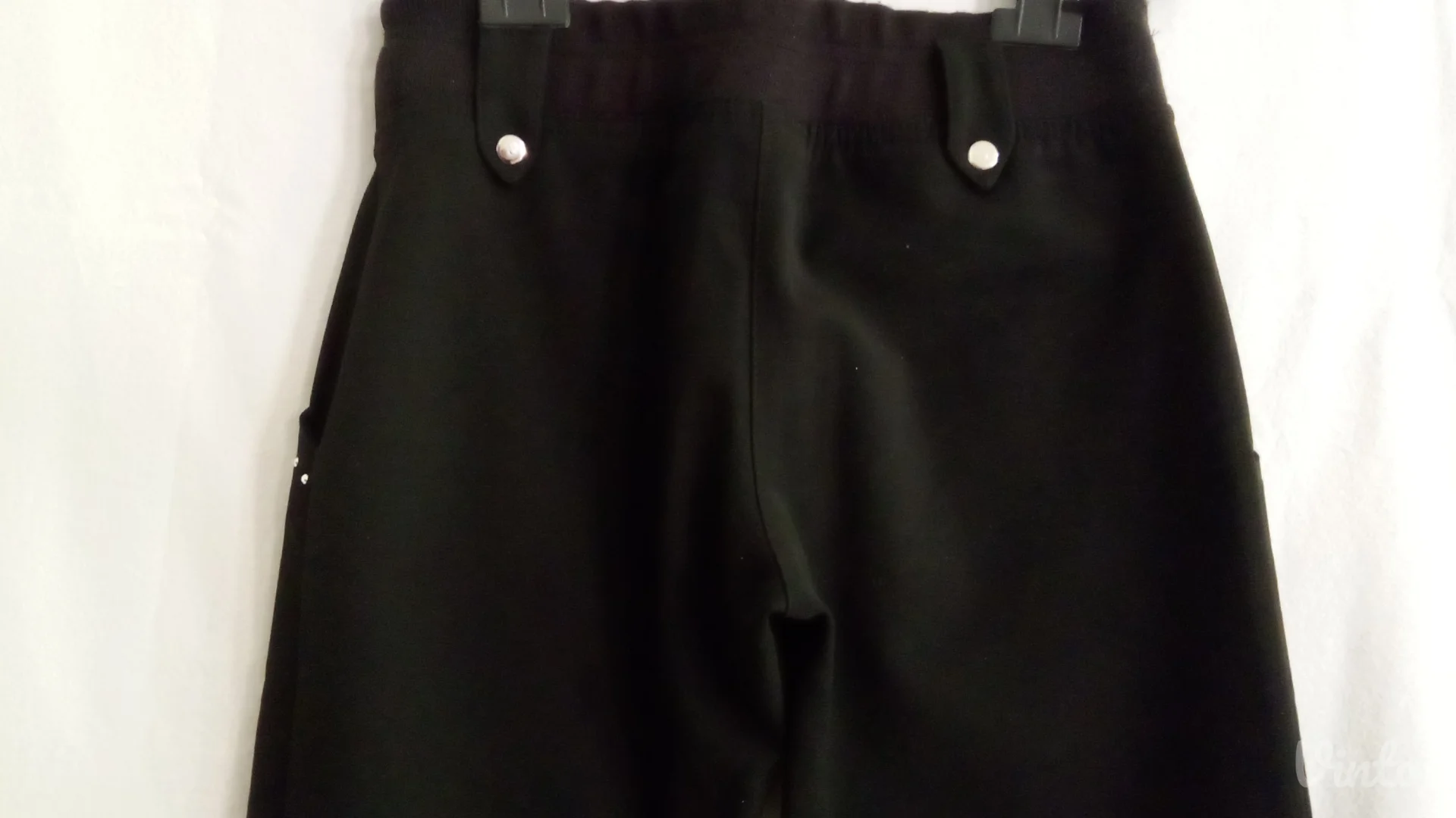 Pantalone sa metalnim detaljima