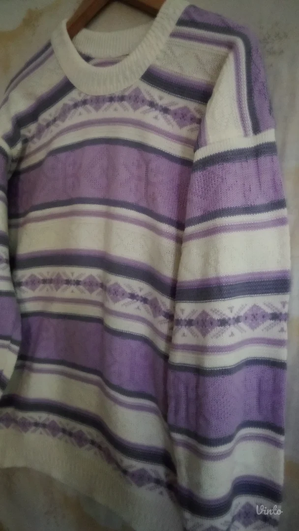 Beli džemper na linije