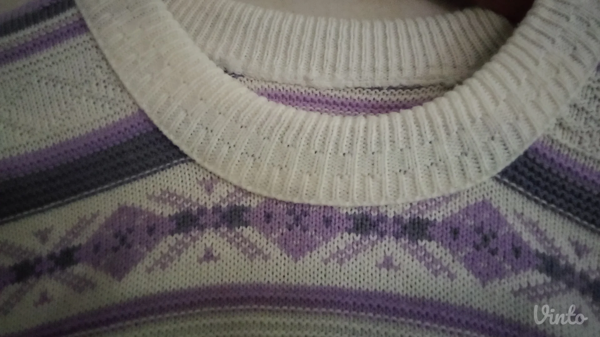 Beli džemper na linije