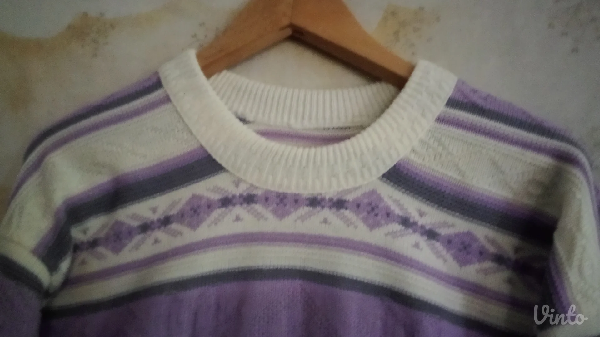 Beli džemper na linije