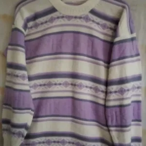 Beli džemper na linije