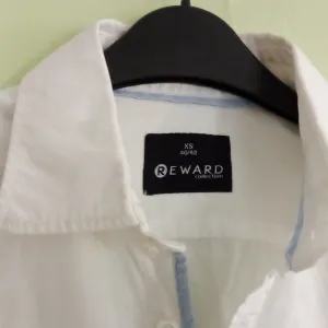 Muška bela košulja