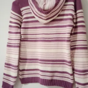 Pleteni duks sa kapuljačom