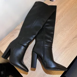 Cizme na stiklu / 37