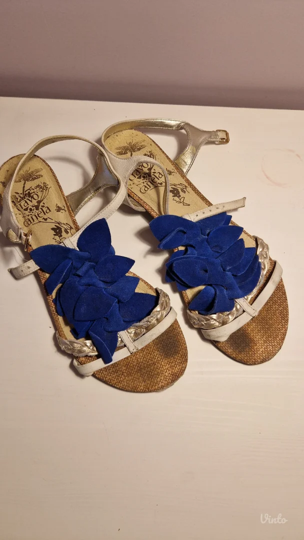 Sandale sa plavim momentom