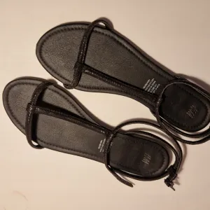 Ravne sandale H&M
