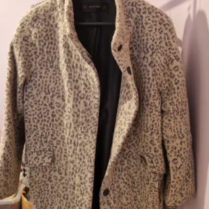 Kaputić animal print Zara