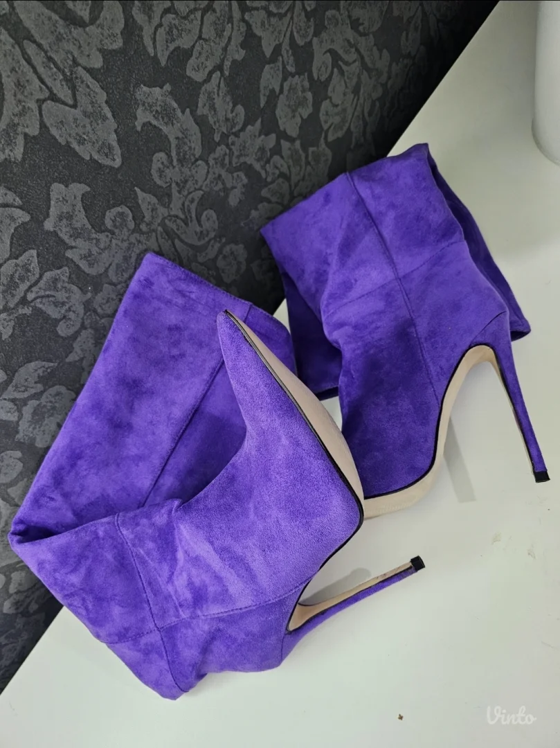 Nove nikad nosene cizme