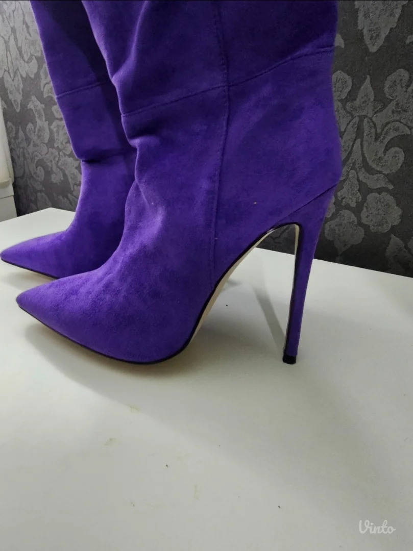 Nove nikad nosene cizme