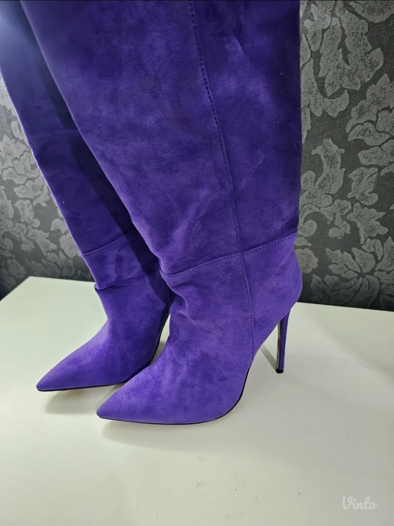 Nove nikad nosene cizme