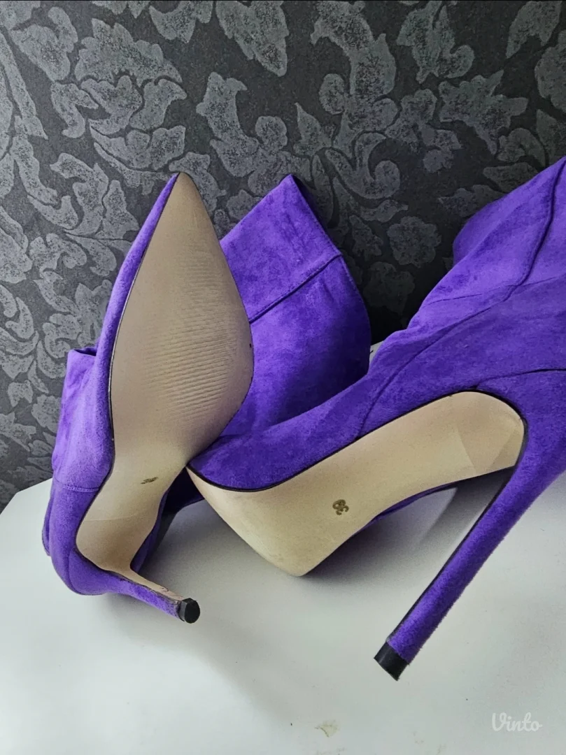 Nove nikad nosene cizme